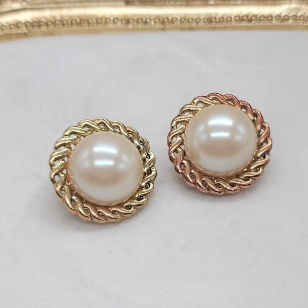 UNBRANDED Vintage Gold Tone Clip On Earrings